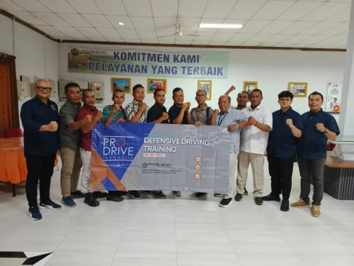 Peserta Defensive Driving Training Pro Drive Indonesia bersama PPSDM Migas saat sesi pelatihan keselamatan berkendara.