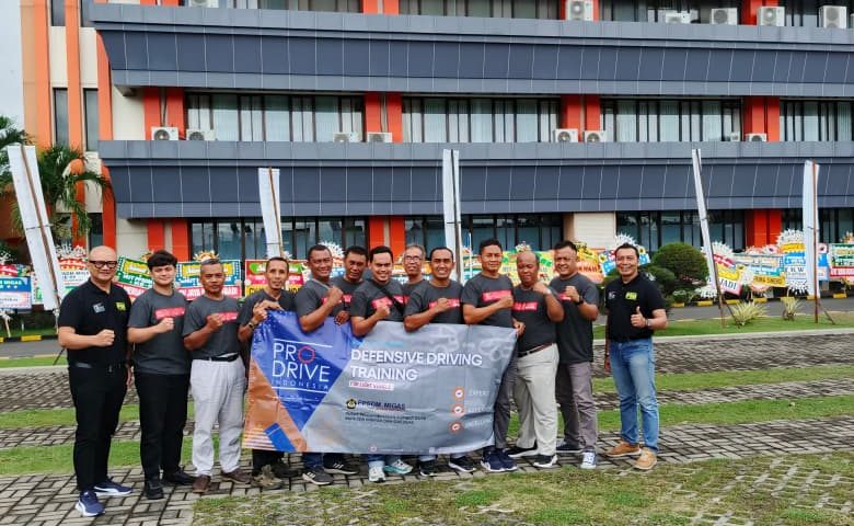 Peserta Defensive Driving Training Pro Drive Indonesia bersama PPSDM Migas saat sesi pelatihan keselamatan berkendara.