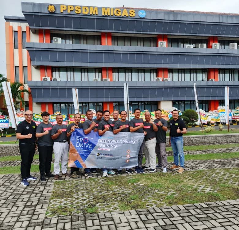 Peserta Defensive Driving Training Pro Drive Indonesia bersama PPSDM Migas saat sesi pelatihan keselamatan berkendara.