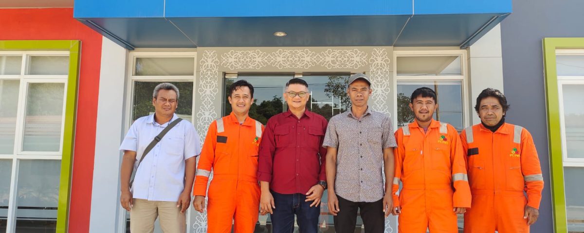Foto bersama tim ProDrive Indonesia dan driver vacuum truck Pertamina EP Sanga Sanga setelah pelatihan keselamatan berkendara.