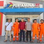 Foto bersama tim ProDrive Indonesia dan driver vacuum truck Pertamina EP Sanga Sanga setelah pelatihan keselamatan berkendara.