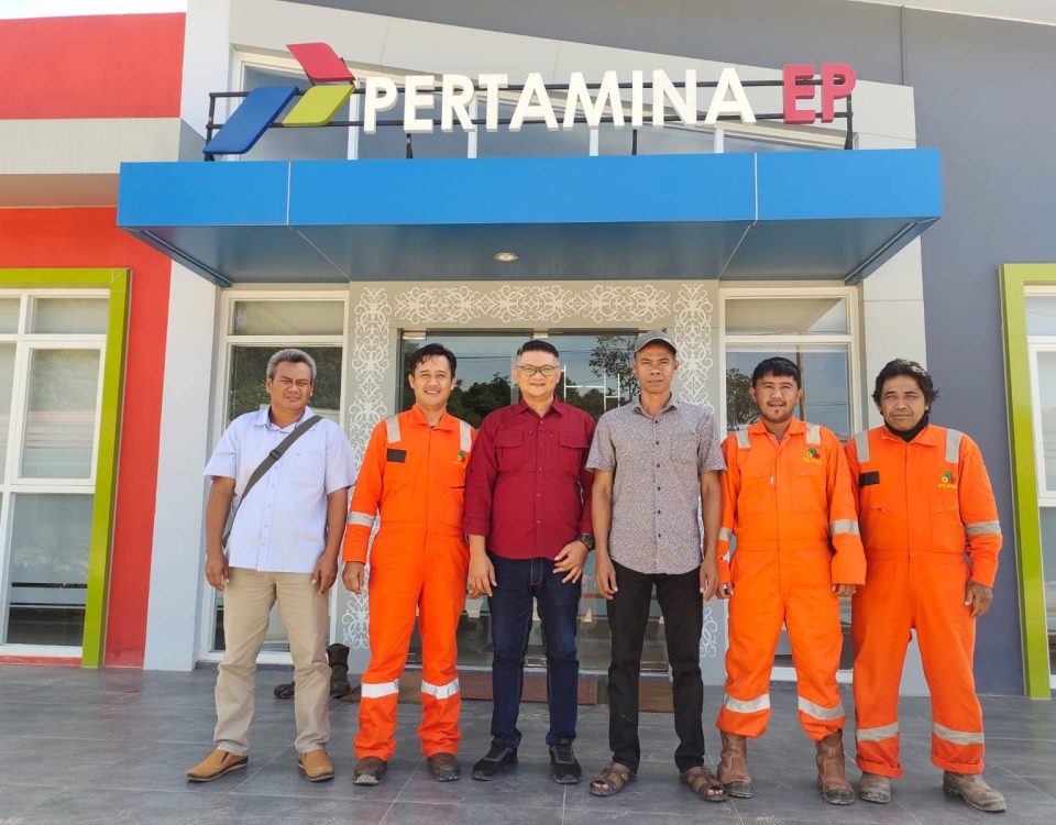 Foto bersama tim ProDrive Indonesia dan driver vacuum truck Pertamina EP Sanga Sanga setelah pelatihan keselamatan berkendara.