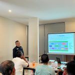 Peserta mengikuti sesi pelatihan teori keselamatan berkendara dari ProDrive Indonesia di dalam kelas.