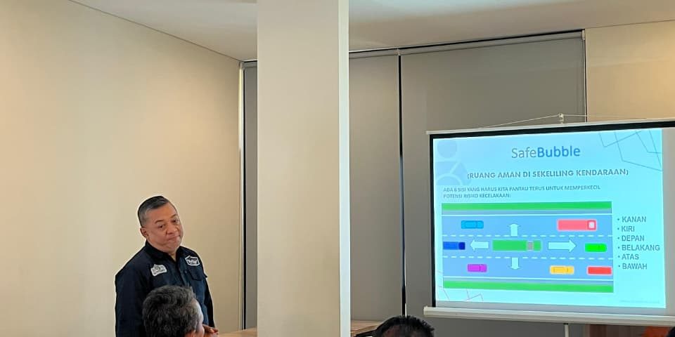 Peserta mengikuti sesi pelatihan teori keselamatan berkendara dari ProDrive Indonesia di dalam kelas.