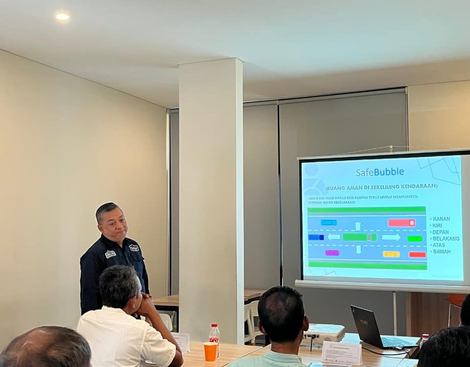 Peserta mengikuti sesi pelatihan teori keselamatan berkendara dari ProDrive Indonesia di dalam kelas.