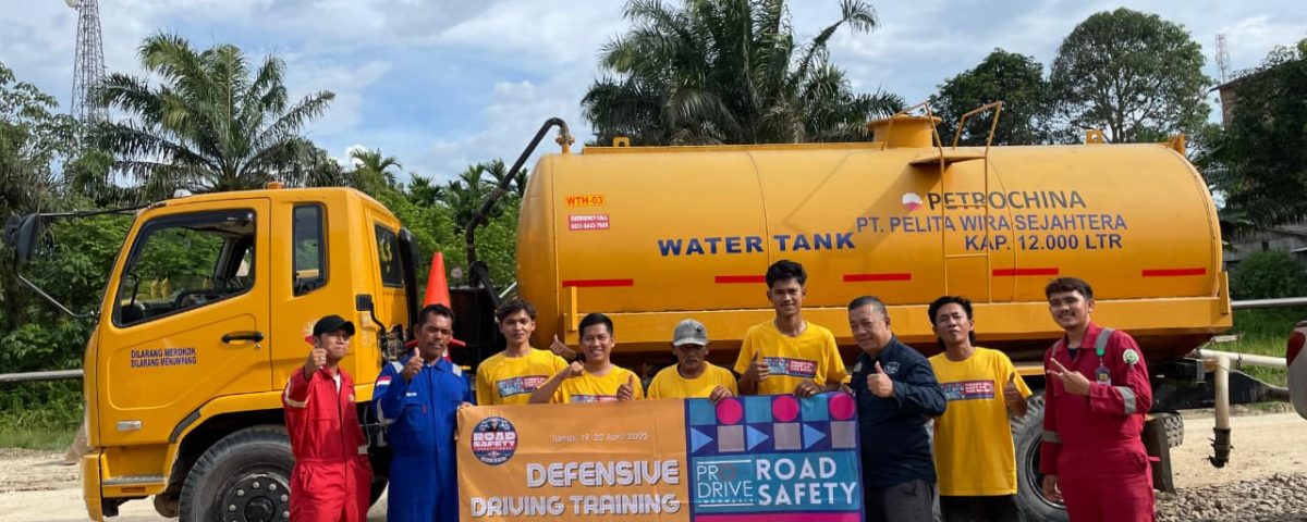 Peserta mengikuti Defensive Driving Training untuk kendaraan berat bersama ProDrive Indonesia di PetroChina Betara, Jambi.