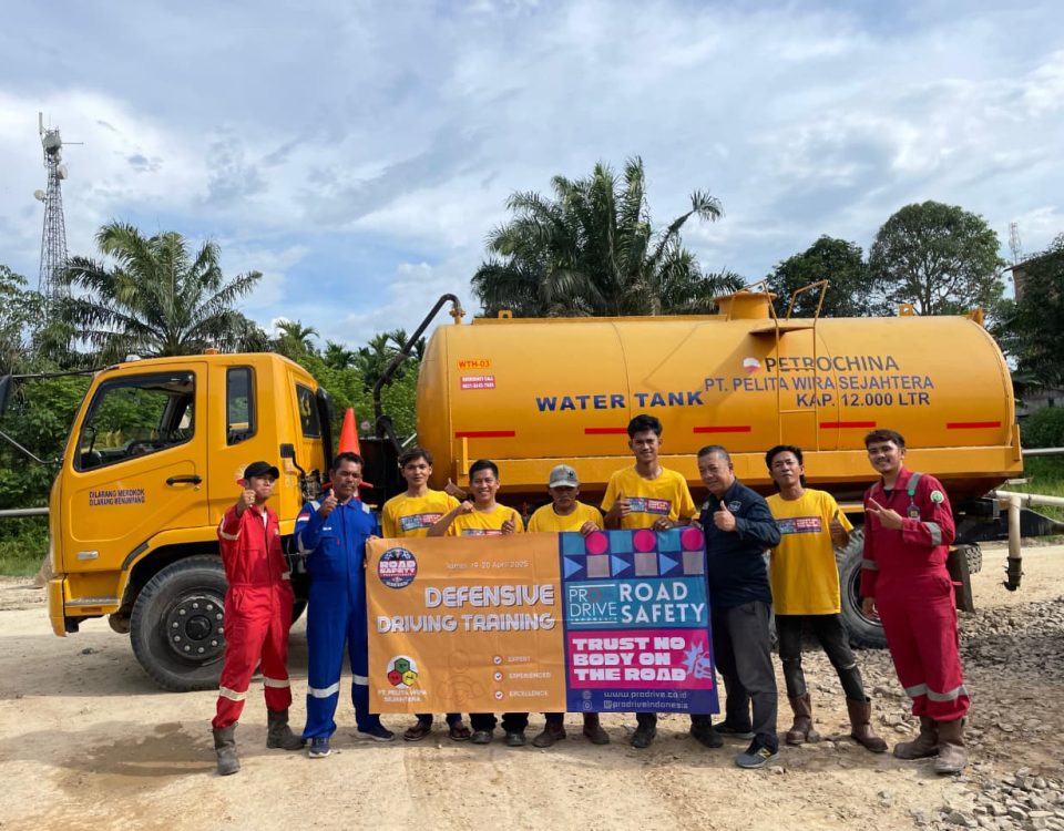 Peserta mengikuti Defensive Driving Training untuk kendaraan berat bersama ProDrive Indonesia di PetroChina Betara, Jambi.