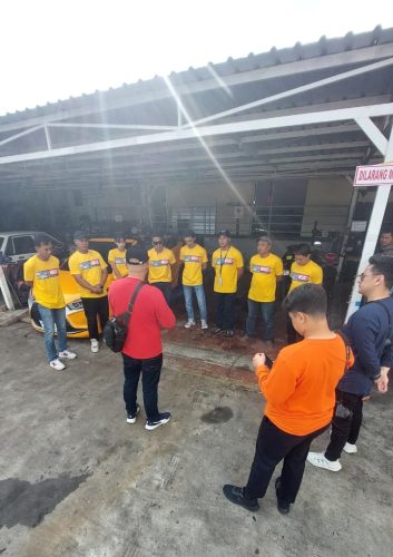 Momen briefing Defensive Driving oleh instruktur Pro Drive kepada Motoshow Performers Museum Angkut.