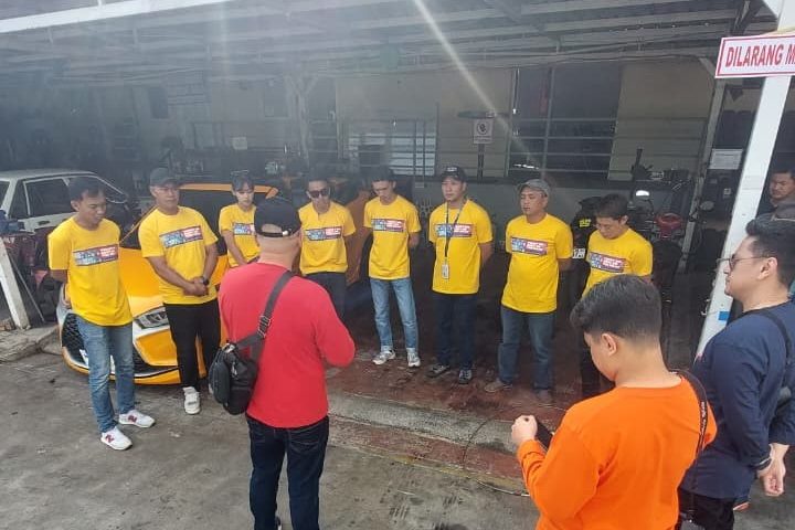 Momen briefing Defensive Driving oleh instruktur Pro Drive kepada Motoshow Performers Museum Angkut.