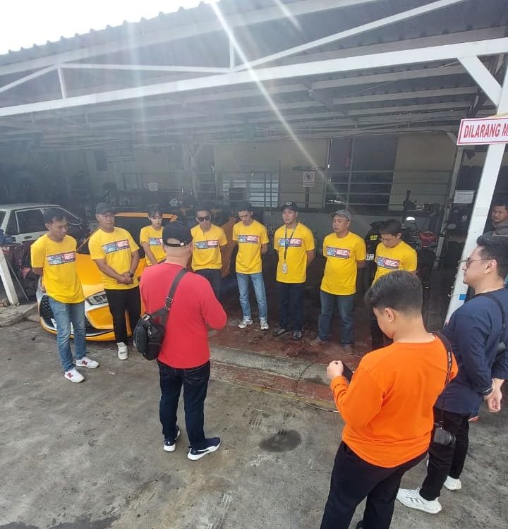 Momen briefing Defensive Driving oleh instruktur Pro Drive kepada Motoshow Performers Museum Angkut.