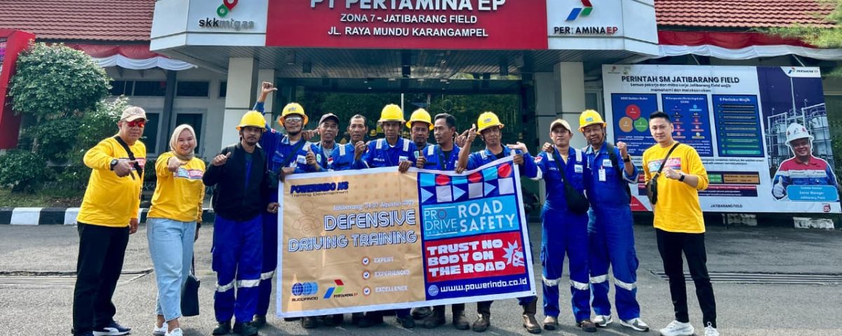 Peserta Defensive Driving for Heavy Duty Vehicle – Pertamina EP Zona 7 bersama Pro Drive Indonesia di Field Jatibarang, Indramayu, setelah pelatihan selesai.