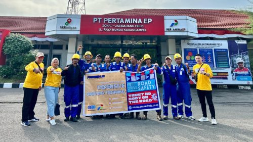 Peserta Defensive Driving for Heavy Duty Vehicle – Pertamina EP Zona 7 bersama Pro Drive Indonesia di Field Jatibarang, Indramayu, setelah pelatihan selesai.