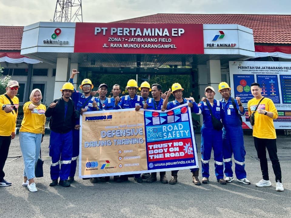 Peserta Defensive Driving for Heavy Duty Vehicle – Pertamina EP Zona 7 bersama Pro Drive Indonesia di Field Jatibarang, Indramayu, setelah pelatihan selesai.