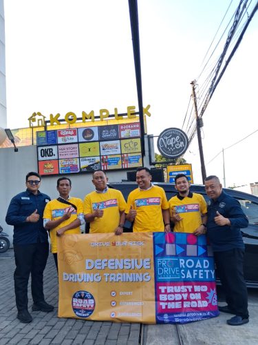 Peserta pelatihan Defensive Driving & Service Excellence PT Aneka Jasa Grhadika mengikuti sesi praktikal bersama Pro Drive Indonesia di Surabaya.