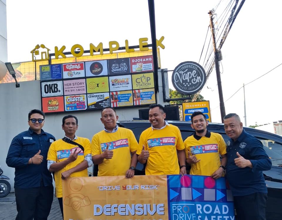 Peserta pelatihan Defensive Driving & Service Excellence PT Aneka Jasa Grhadika mengikuti sesi praktikal bersama Pro Drive Indonesia di Surabaya.