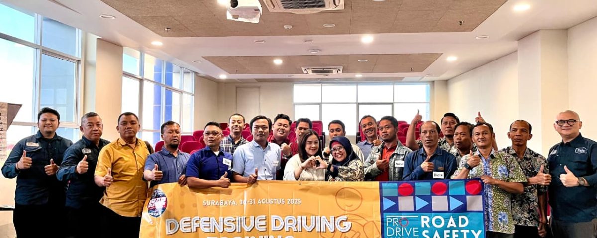 Peserta pelatihan Defensive Driving & Safety Awareness Abdi Yasa Universitas Airlangga bersama Pro Drive Indonesia dalam sesi praktik keselamatan berkendara.