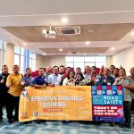 Peserta pelatihan Defensive Driving & Safety Awareness Abdi Yasa Universitas Airlangga bersama Pro Drive Indonesia dalam sesi praktik keselamatan berkendara.