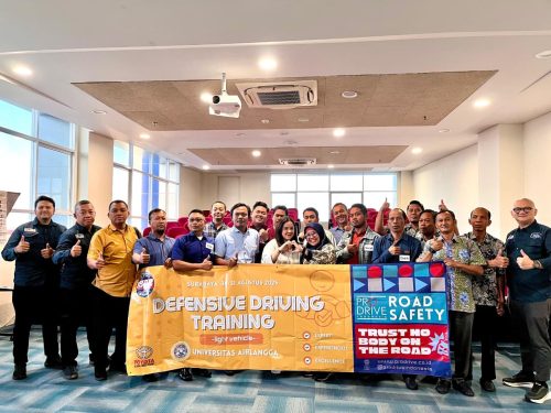 Peserta pelatihan Defensive Driving & Safety Awareness Abdi Yasa Universitas Airlangga bersama Pro Drive Indonesia dalam sesi praktik keselamatan berkendara.