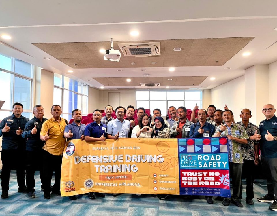 Peserta pelatihan Defensive Driving & Safety Awareness Abdi Yasa Universitas Airlangga bersama Pro Drive Indonesia dalam sesi praktik keselamatan berkendara.