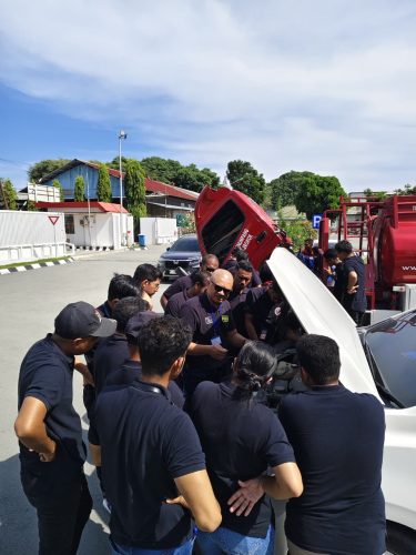 Peserta Defensive Driving Pertamina Timor SA melakukan pemeriksaan kendaraan bersama instruktur Pro Drive Indonesia dalam sesi Vehicle Check.