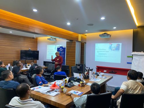 Dicky Wijatmiko menyampaikan sesi teori Defensive Driving kepada peserta Pertamina EP Field Poleng dalam rangka Bulan K3 Nasional 2025 bersama Pro Drive Indonesia