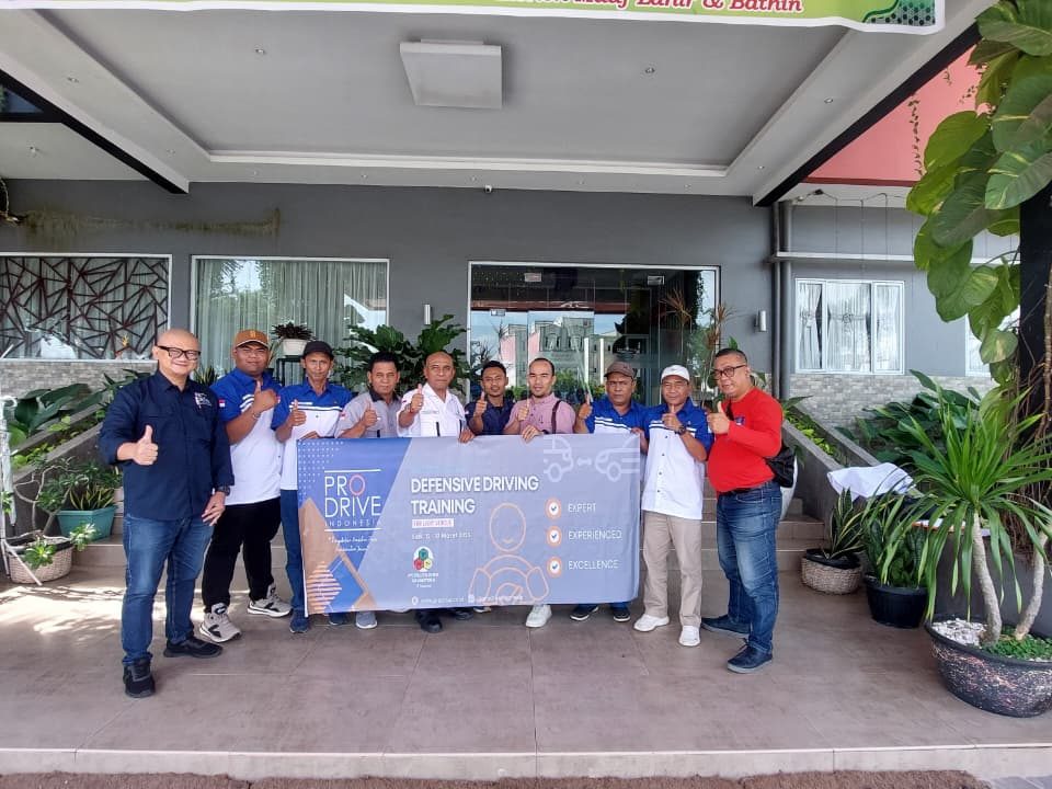 Foto grup peserta dan instruktur Defensive Driving Training Light Vehicle