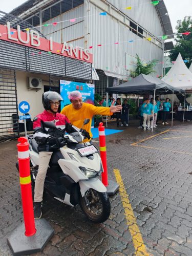 Praktik Safety Riding oleh peserta di lingkungan Pertamina MOR VII Sulawesi