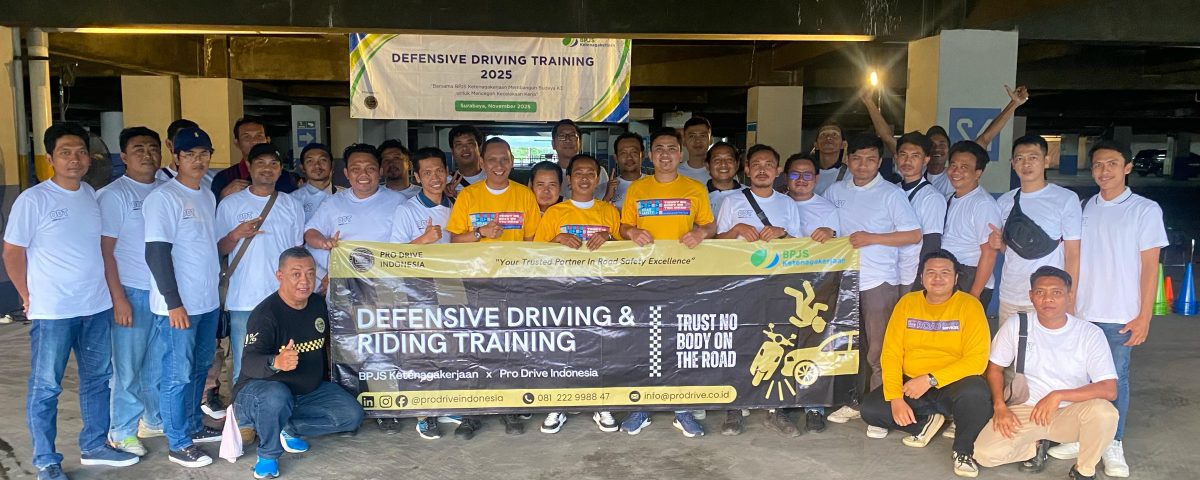 Foto bersama peserta dan fasilitator dalam program defensive driving training BPJS Ketenagakerjaan yang diselenggarakan Pro Drive Indonesia.