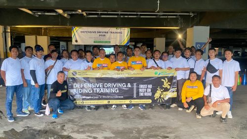 Foto bersama peserta dan fasilitator dalam program defensive driving training BPJS Ketenagakerjaan yang diselenggarakan Pro Drive Indonesia.