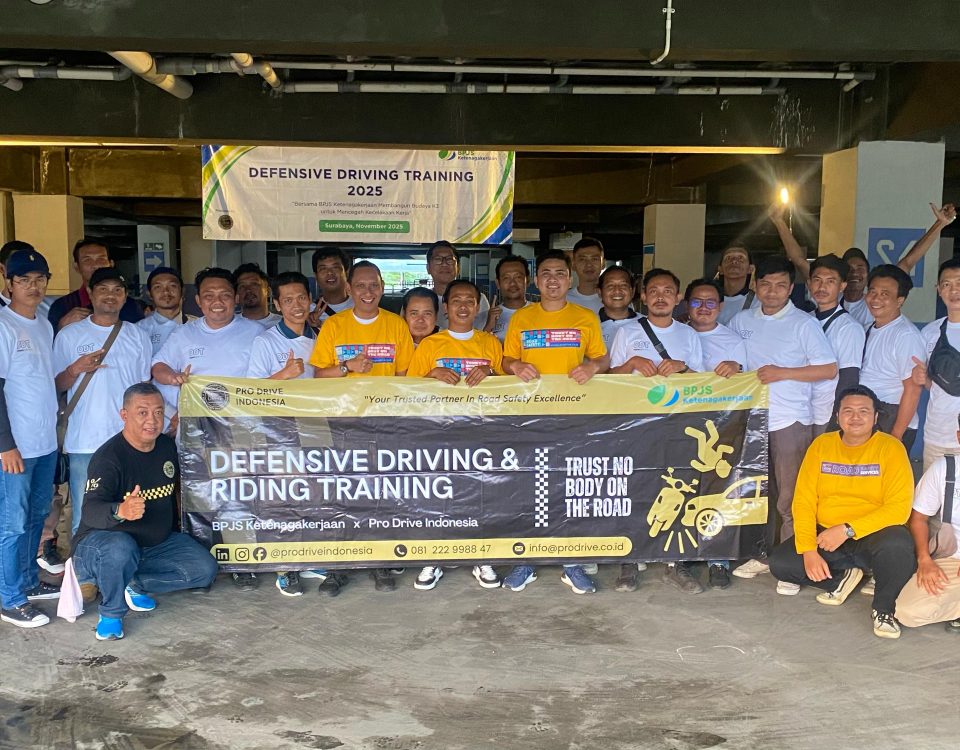 Foto bersama peserta dan fasilitator dalam program defensive driving training BPJS Ketenagakerjaan yang diselenggarakan Pro Drive Indonesia.