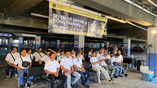 Peserta defensive driving training melakukan praktik lapangan untuk meningkatkan keterampilan mengemudi aman di lingkungan kerja perusahaan.