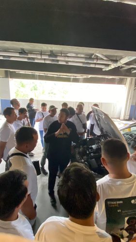 Peserta defensive driving training melakukan pre trip inspection untuk meningkatkan keterampilan defensive drifing di lingkungan kerja perusahaan.