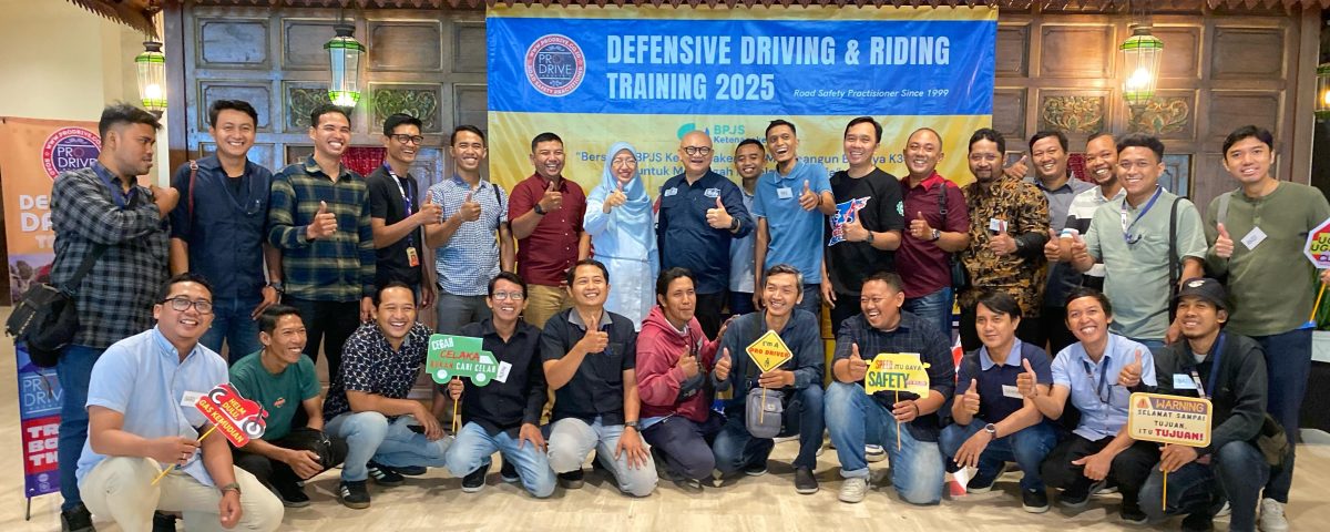 Foto bersama peserta dan fasilitator dalam program defensive driving training BPJS Ketenagakerjaan yang diselenggarakan Pro Drive Indonesia.