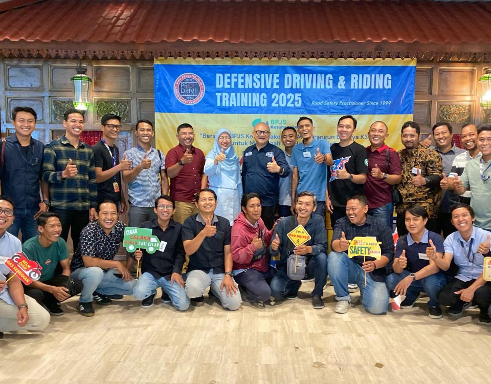 Foto bersama peserta dan fasilitator dalam program defensive driving training BPJS Ketenagakerjaan yang diselenggarakan Pro Drive Indonesia.
