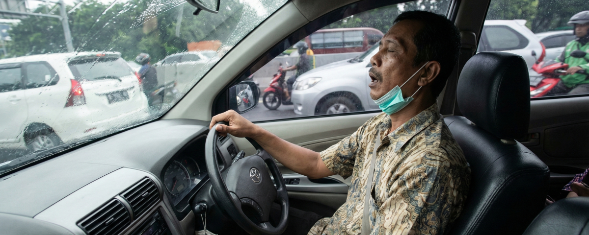 Pengemudi mengalami microsleep saat berkendara dengan mata terpejam.
