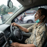 Pengemudi mengalami microsleep saat berkendara dengan mata terpejam.