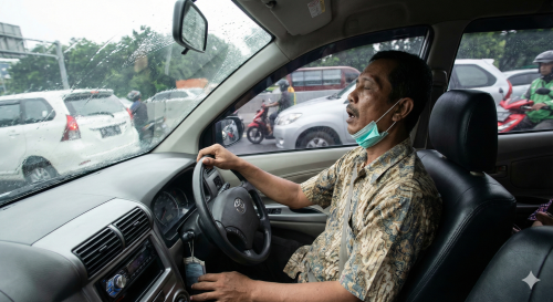 Pengemudi mengalami microsleep saat berkendara dengan mata terpejam.