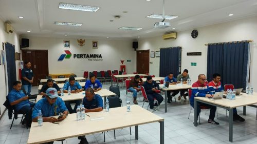 Sesi materi teori dalam Defensive Driving Training untuk meningkatkan pemahaman keselamatan berkendara.