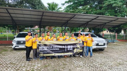 Foto bersama peserta setelah menyelesaikan on road assessment dalam Defensive Driving Training.