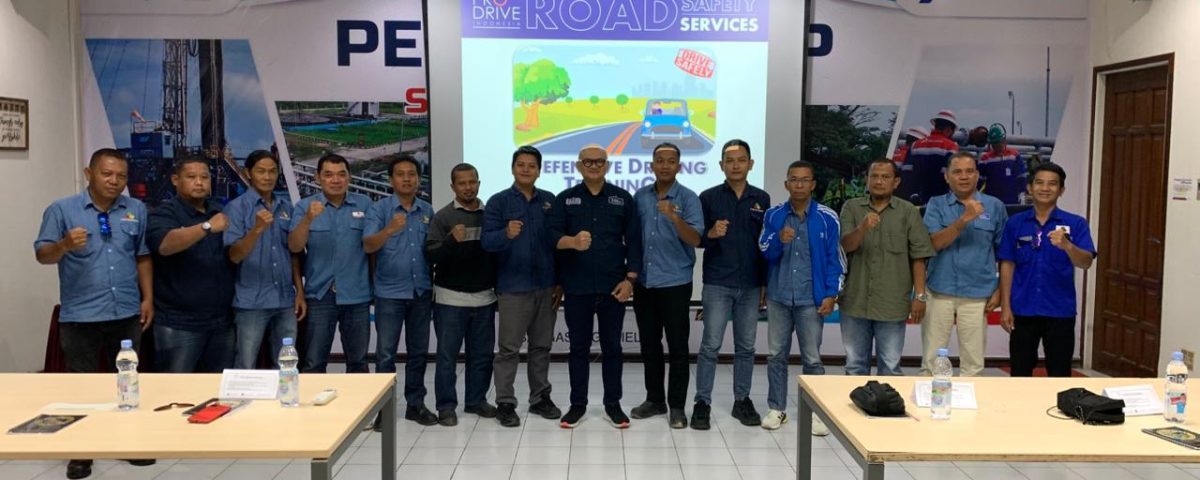 Foto bersama peserta setelah mengikuti sesi teori dalam program Defensive Driving Training.