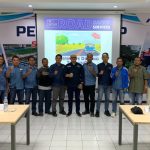 Foto bersama peserta setelah mengikuti sesi teori dalam program Defensive Driving Training.