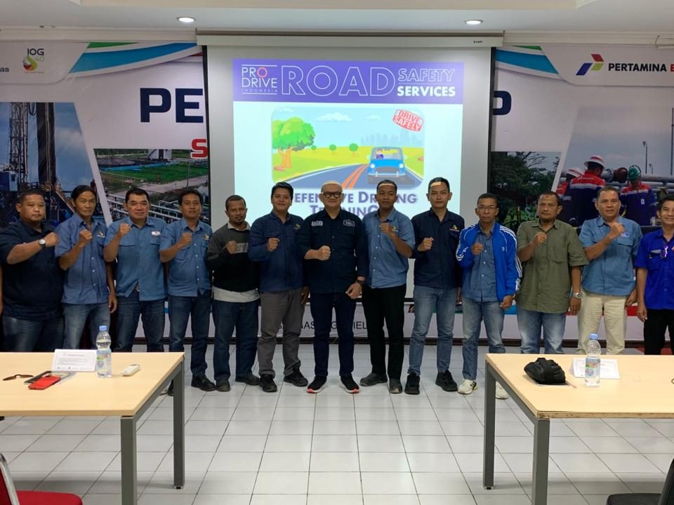 Foto bersama peserta setelah mengikuti sesi teori dalam program Defensive Driving Training.