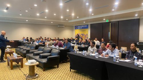 Suasana sesi teori defensive riding training untuk pengendara JNE Surabaya yang difasilitasi Pro Drive Indonesia.