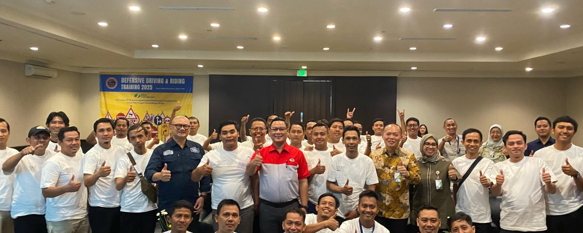Foto bersama Defensive Driving Training BPJS Ketenagakerjaan Kanwil Jawa Timur bersama Pro Drive Indonesia.
