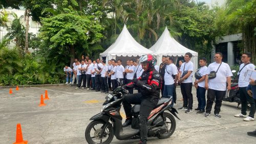 Instruktur Pro Drive Indonesia memberikan demonstrasi teknik keselamatan berkendara dalam sesi defensive riding training.
