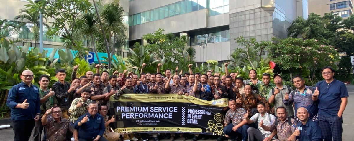 Foto bersama peserta dan instruktur Pelatihan Premium Service Performance pengemudi PT PLN (Persero)