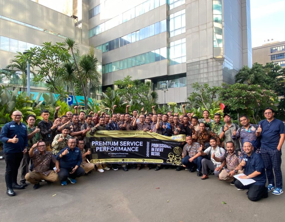 Foto bersama peserta dan instruktur Pelatihan Premium Service Performance pengemudi PT PLN (Persero)