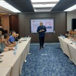 Trainer service excellent Prodrive Indonesia memandu sesi roleplay pelatihan service excellent dan layanan prima untuk meningkatkan kualitas pelayanan profesional peserta