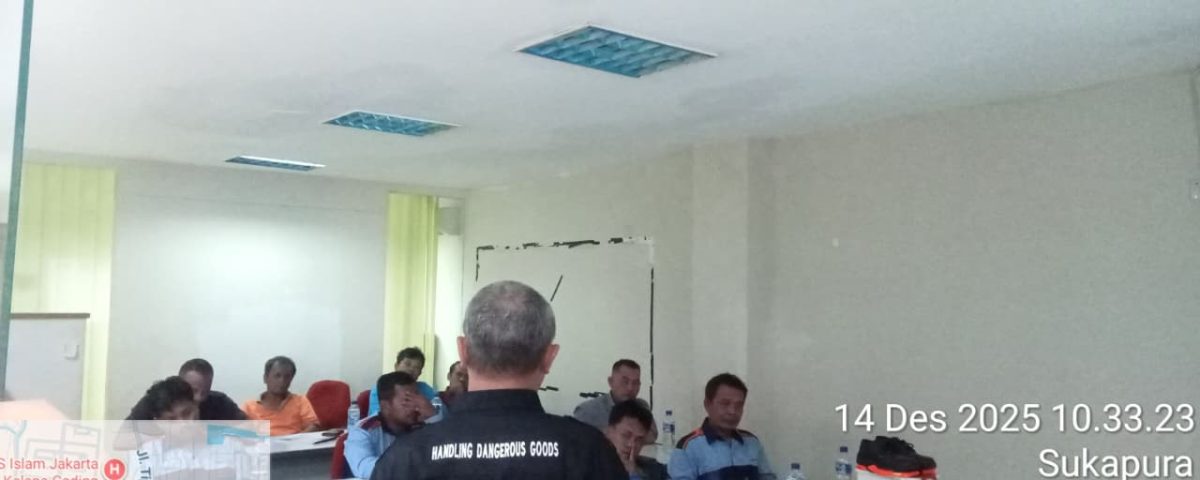 Peserta mengikuti pelatihan pengemudi angkutan barang berbahaya ABB bersertifikasi Kementerian Perhubungan RI di Jakarta