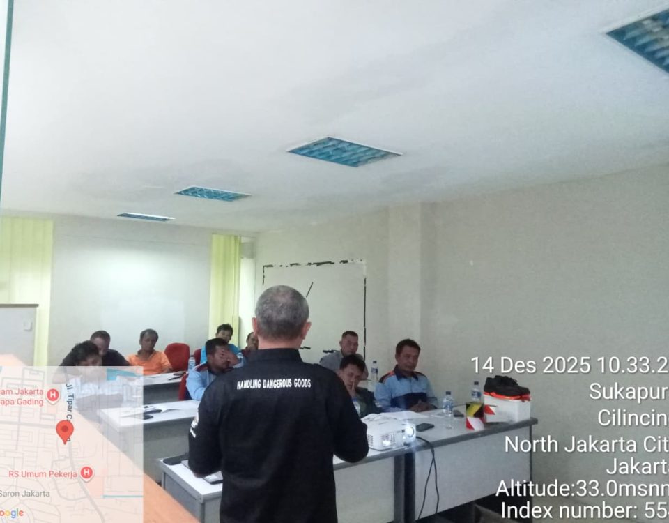 Peserta mengikuti pelatihan pengemudi angkutan barang berbahaya ABB bersertifikasi Kementerian Perhubungan RI di Jakarta